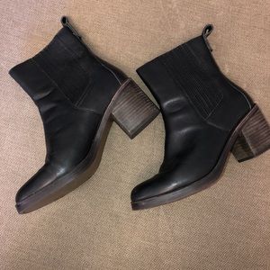 Black Leather Ugg Camden Boots